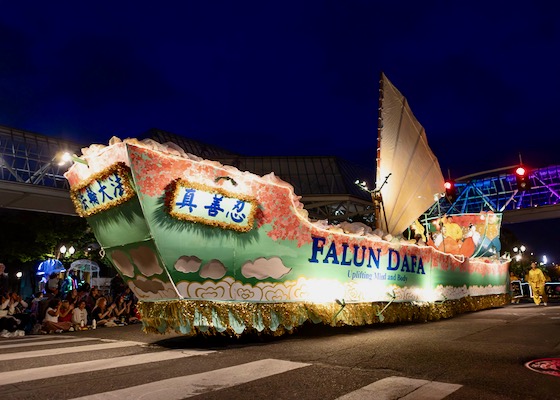 Image for article Oregon, USA: Barca della Falun Dafa premiata nella parata del Festival delle Rose di Portland