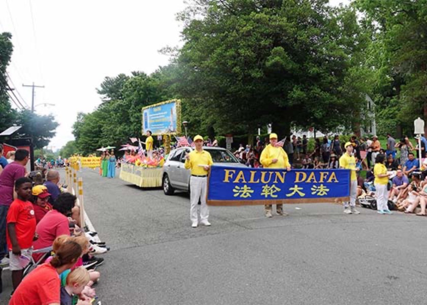 Image for article Washington DC, USA: Gli spettatori imparano a conoscere la Falun Dafa durante la parata del Giorno della Memoria