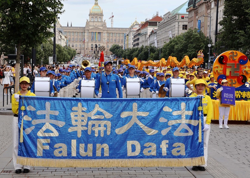 Image for article La parata della Falun Dafa a Praga porta una dimensione unica alla capitale storica