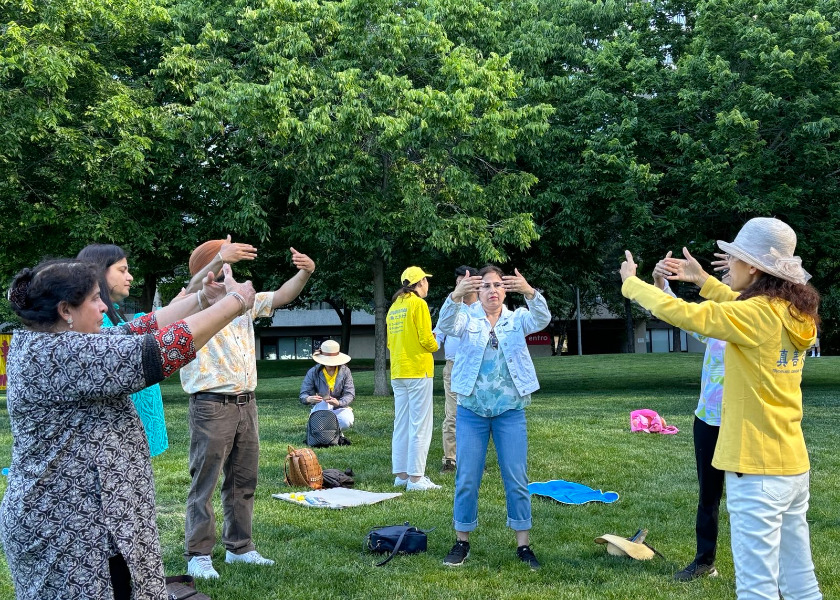 Image for article Toronto, Canada: La gente impara a conoscere la Falun Dafa al Festival della regata dei dragoni