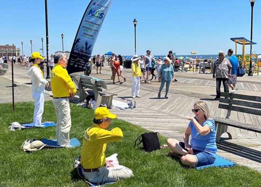 Image for article New Jersey: Turisti imparano gli esercizi della Falun Dafa ad Asbury Park