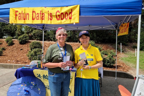 Image for article Sacramento, California: I praticanti presentano la Falun Dafa alla Fiera di Stato