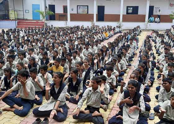 Image for article India: Studenti e insegnanti imparano gli esercizi della Falun Dafa durante i seminari organizzati a Chimur