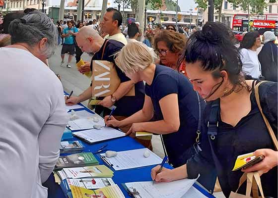 Image for article Barcellona, Spagna: I turisti firmano una petizione per porre fine alla persecuzione della Falun Dafa