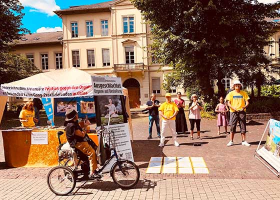 Image for article Germania: L'opinione pubblica condanna la persecuzione del Falun Gong che perdura da 25 anni durante un evento a Heidelberg