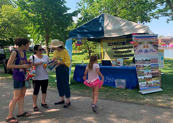 Image for article Chicago: Introduzione alla Falun Dafa in un festival culturale