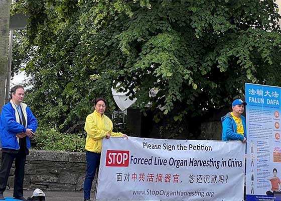 Image for article Scozia: Protesta fuori dal Consolato cinese per chiedere la fine della persecuzione del Falun Gong