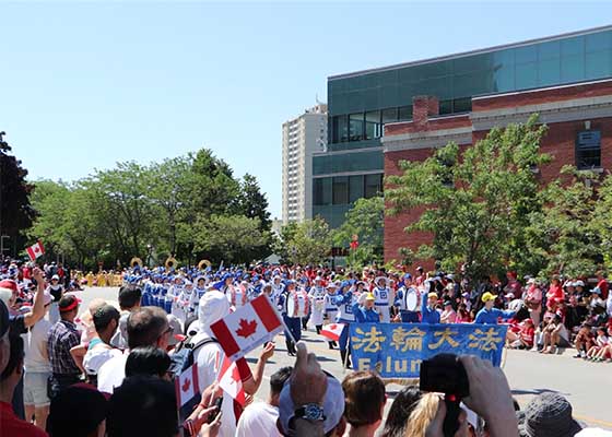 Image for article Mississauga, Canada: Impressionante contingente della Falun Dafa alla parata del Canada Day