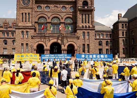 Image for article Toronto, Canada: Manifestazione per 25 anni di sforzi pacifici per fermare la persecuzione del Falun Gong