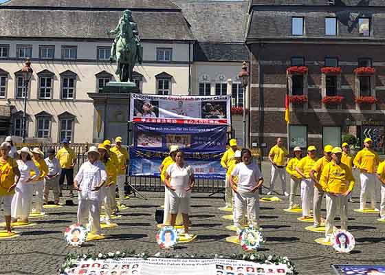 Image for article Germania: Un membro del Parlamento interviene alla manifestazione per condannare la persecuzione della Falun Dafa