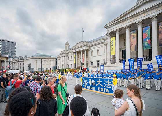 Image for article Londra, Regno Unito: I praticanti del Falun Gong organizzano una manifestazione, una parata e presentano una petizione all'Ufficio del Primo Ministro