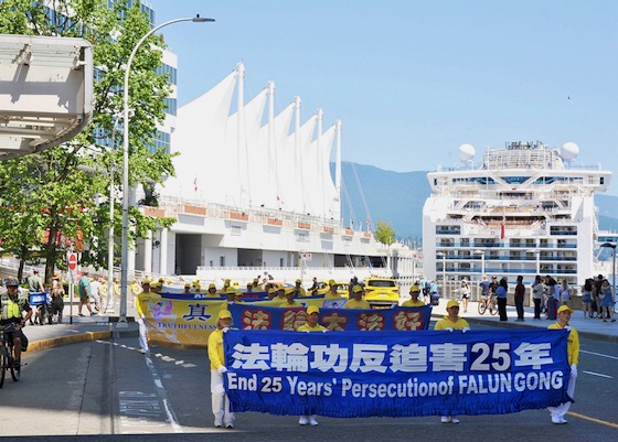 Image for article Canada: I praticanti svolgono attività e sfilano per le strade di Vancouver per ricordare i 25 anni di persecuzione del Falun Gong