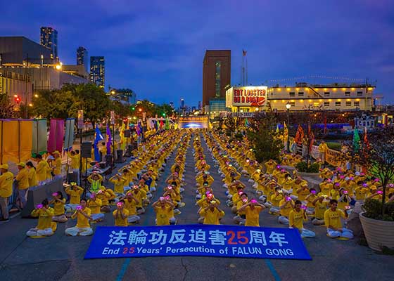 Image for article New York: Persone lodano la Falun Dafa durante gli esercizi in gruppo, e una veglia a lume di candela davanti al Consolato cinese