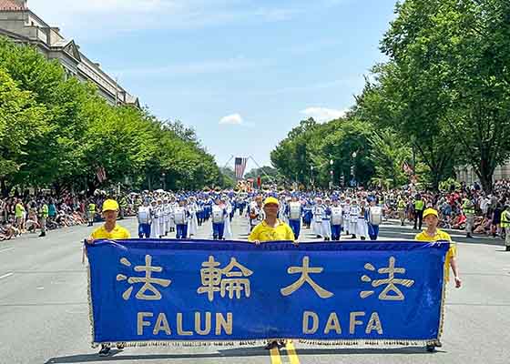 Image for article Spettatori ammirano la sfilata della Falun Dafa nella parata del Giorno dell'Indipendenza di Washington