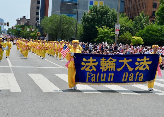 Image for article La Falun Dafa elogiata nella parata in onore dell'Indipendenza a Filadelfia