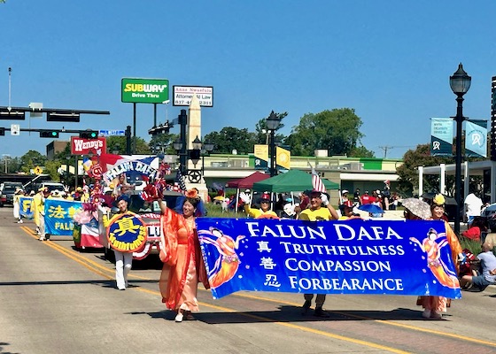 Image for article Texas, U.S.A.: La Falun Dafa elogiata alla parata del Giorno dell'Indipendenza di Arlington