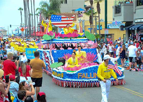 Image for article Huntington Beach, California: La Falun Dafa ben accolta nella più grande parata del Giorno dell'Indipendenza della costa occidentale