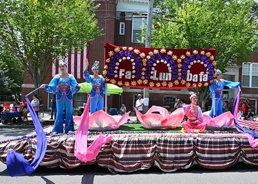 Image for article Bristol, Rhode Island: I praticanti della Falun Dafa partecipano alla più antica parata del Giorno dell'Indipendenza d'America