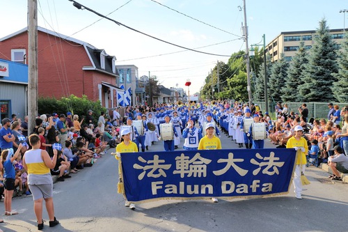 Image for article Canada: Gli spettatori ammirano lo spettacolo del Gruppo della Falun Dafa alla parata festiva nazionale del Quebec