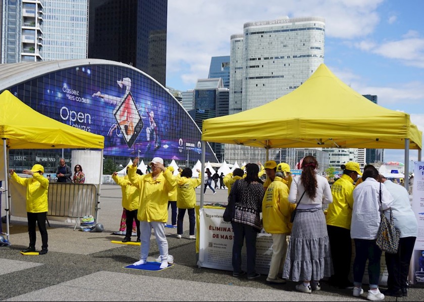 Image for article Parigi: I praticanti del Falun Gong espongono i crimini di genocidio del PCC durante un evento a La Défense