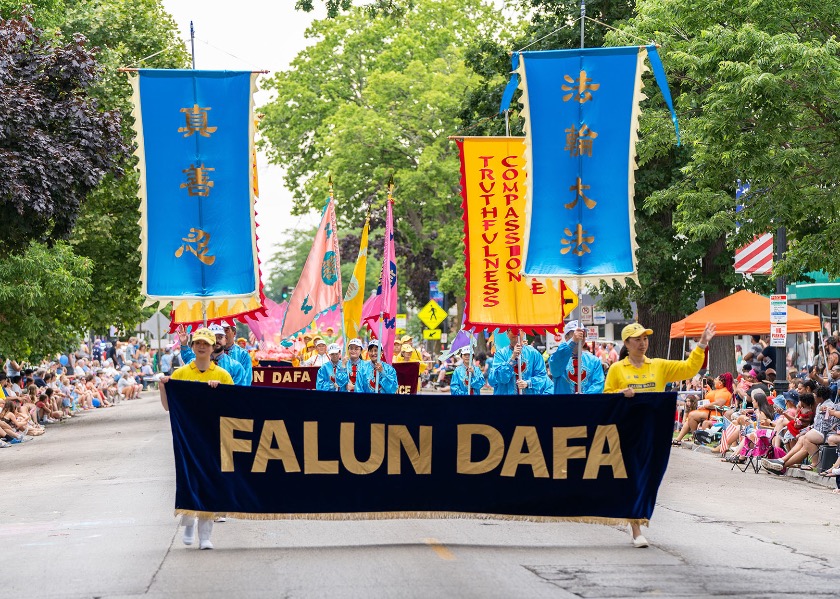 Image for article Illinois, USA: La Falun Dafa affascina i partecipanti alla parata del Giorno dell'Indipendenza di Evanston