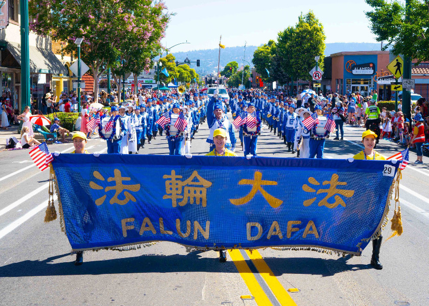 Image for article San Francisco: Il gruppo della Falun Dafa dispensa gentilezza in due parate del Giorno dell'Indipendenza