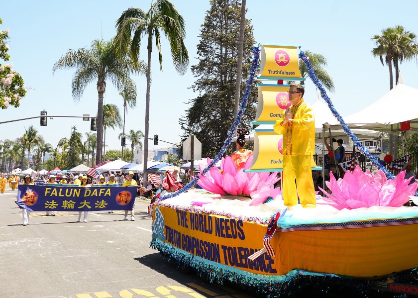 Image for article San Diego, California: Il gruppo del Falun Gong viene premiato alla parata del Giorno dell'Indipendenza