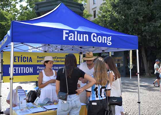 Image for article Slovacchia: La gente condanna la persecuzione del Falun Gong in Cina durante gli eventi a Bratislava