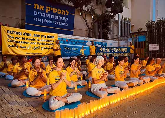 Image for article Tel Aviv, Israele: Veglia a lume di candela davanti all'ambasciata cinese per esporre la persecuzione che continua da 25 anni