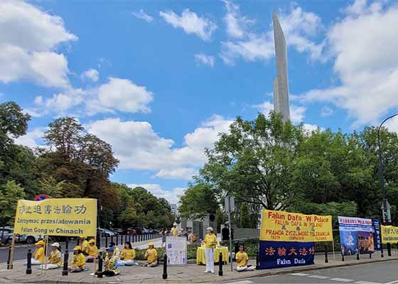 Image for article Polonia: Manifestazione davanti al palazzo del Parlamento per condannare la persecuzione del Falun Gong da parte del regime comunista cinese