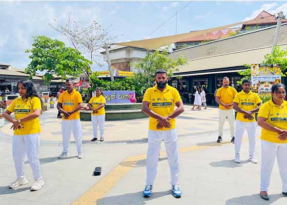 Image for article Kandy, Sri Lanka: Turisti e srilankesi firmano una petizione per fermare la persecuzione della Falun Dafa