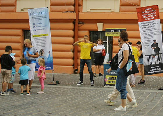 Image for article Romania: Giornata informativa della Falun Dafa in due città