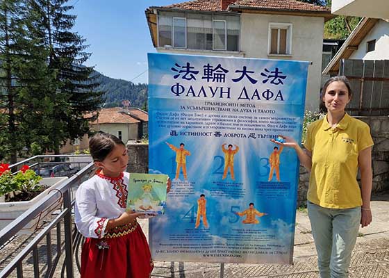 Image for article Bulgaria: Le persone imparano a conoscere la Falun Dafa al festival della salute di Momchilovtsi