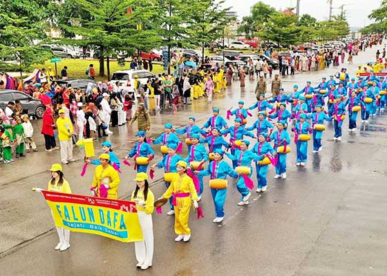 Image for article Batam, Indonesia: La Falun Dafa accolta alla parata del Giorno dell'Indipendenza dell'Indonesia