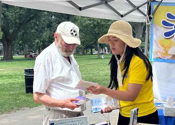 Image for article Ontario, Canada: La gente impara gli esercizi del Falun Gong e percepisce la sua potente energia alla London Ribfest