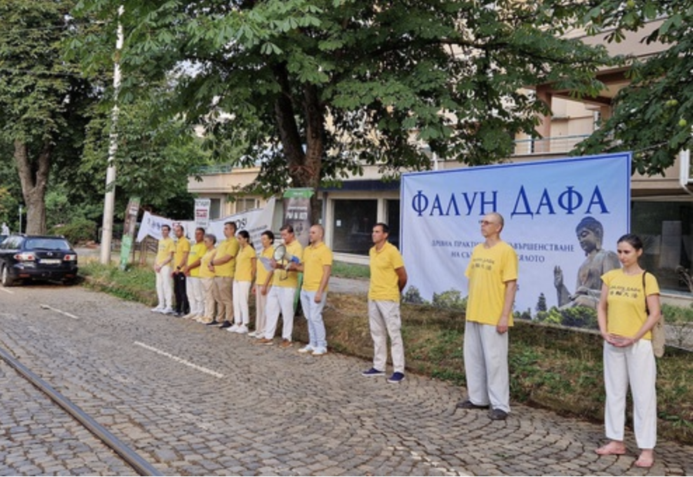 Image for article Bulgaria: Protesta pacifica fuori dall'ambasciata cinese chiede di porre fine alla persecuzione