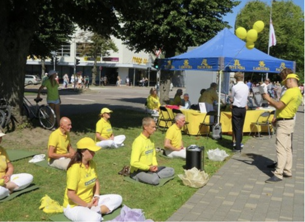 Image for article Lettonia: Persone desiderose di conoscere la Falun Dafa durante il Festival della città di Ventspils