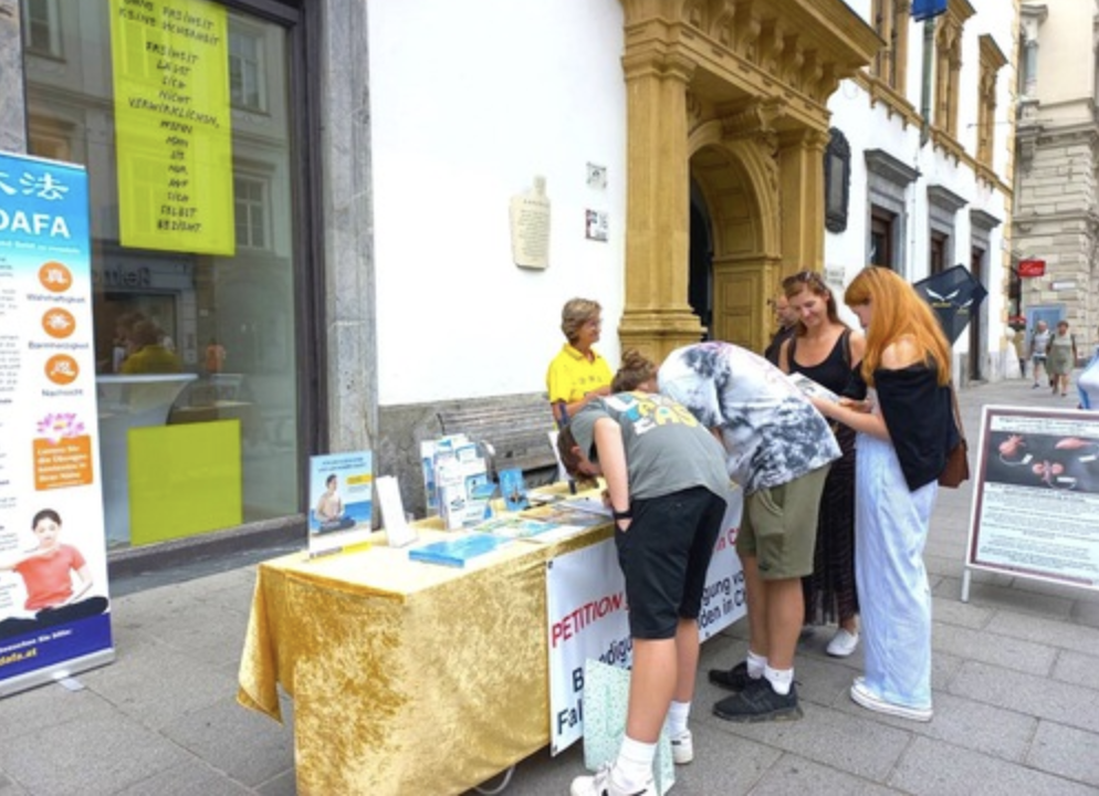 Image for article Austria: Le persone imparano a conoscere la Falun Dafa durante un evento a Graz