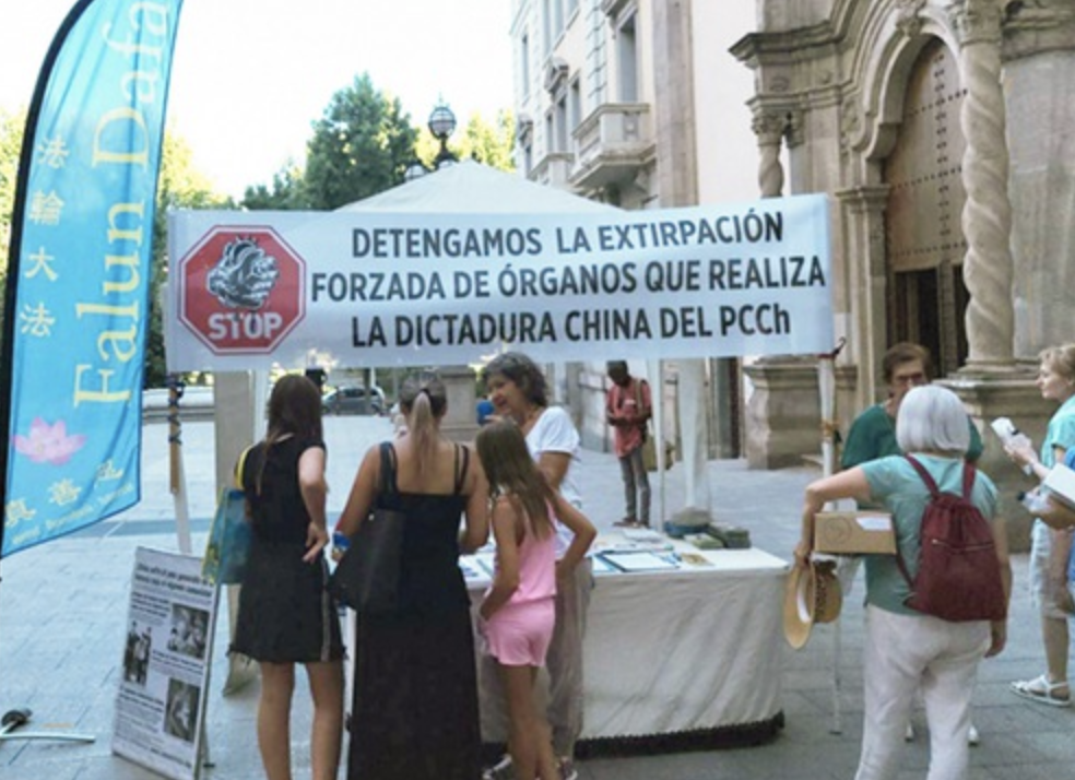 Image for article Spagna: Persone lodano la Falun Dafa durante un evento a Lleida