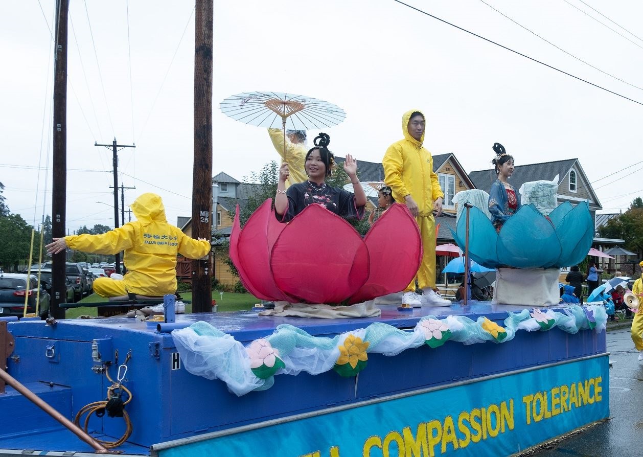 Image for article Stato di Washington: La Falun Dafa accolta nella parata dei Fair Days a Monroe