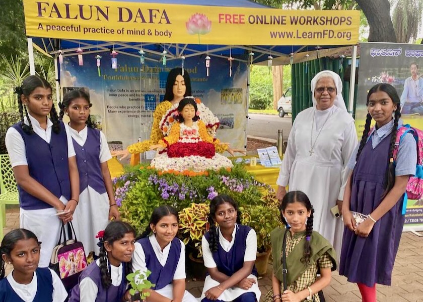 Image for article India: I visitatori della mostra floreale di Lalbagh imparano a conoscere la Falun Dafa