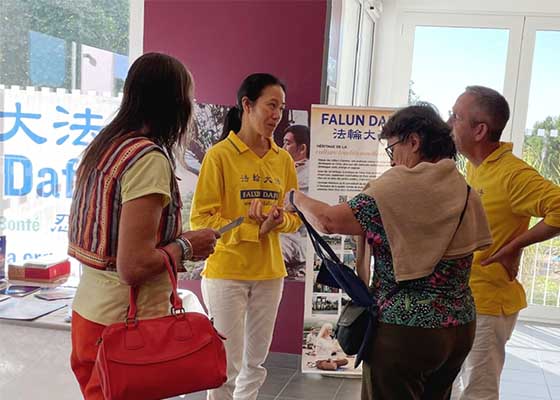 Image for article Francia: I partecipanti all'Expo della Salute imparano gli esercizi della Falun Dafa