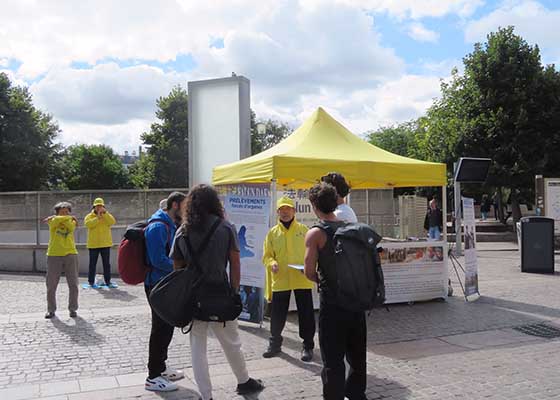 Image for article Francia: La gente condanna la persecuzione della Falun Dafa durante un evento a Parigi