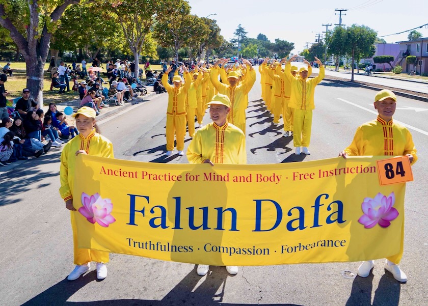 Image for article California: La gente apprezza i messaggi positivi della Falun Dafa nella parata dell’anniversario di Newark