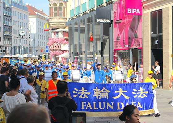 Image for article Austria: Le persone elogiano la Falun Dafa e condannano la persecuzione durante la marcia a Vienna