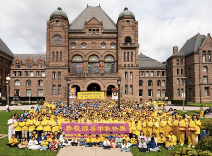 Image for article Toronto, Canada: I praticanti della Falun Dafa apprezzano il Maestro Li e gli augurano una felice Festa di Metà Autunno