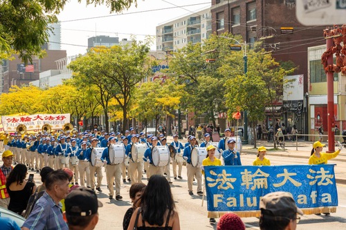 Image for article Canada: La gente condanna la persecuzione della Falun Dafa durante la parata a Toronto