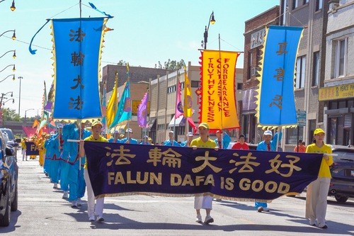 Image for article Chicago: I praticanti del centro America sfilano e augurano al Maestro una felice Festa di Metà Autunno