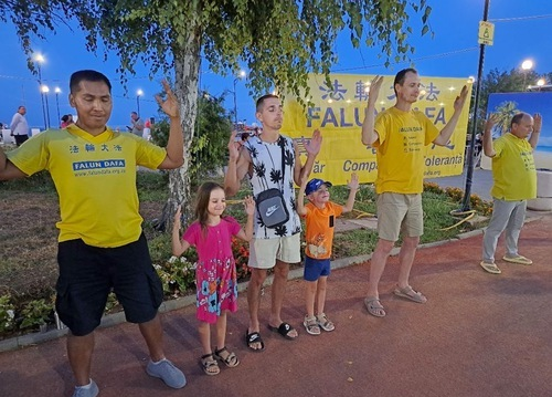 Image for article Romania: Le persone elogiano la Falun Dafa durante gli eventi di sei città