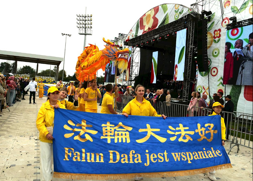 Image for article Polonia: Gruppo della Falun Dafa si esibisce al Festival del Raccolto a Skierniewice